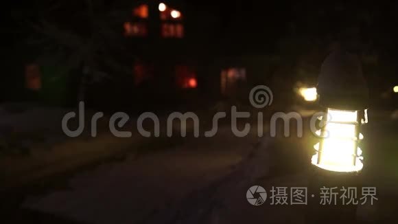 冬季雪夜郊区住宅区视频