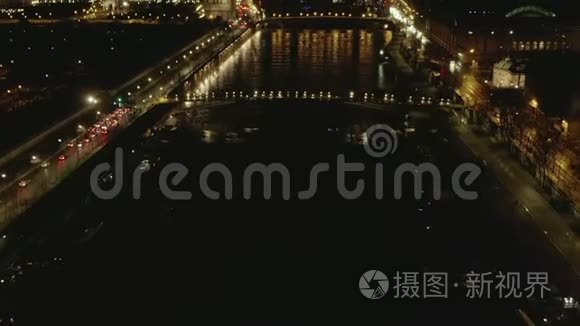 法国巴黎塞纳河夜景，城市灯火辉煌