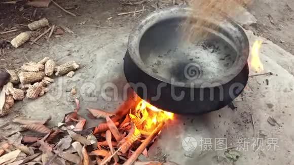 煮牛尾谷物做食物视频