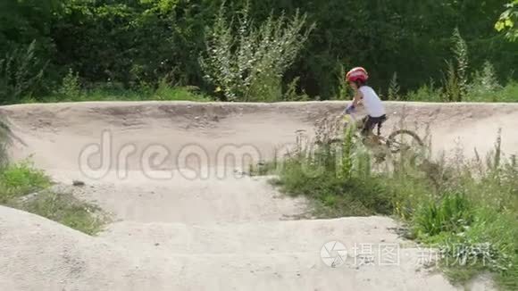 小学生骑自行车去山里的学校视频