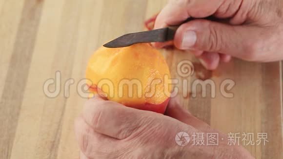 男人从部分剥皮的桃子切片视频