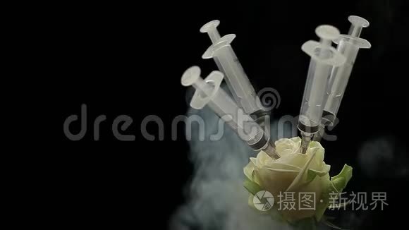 花卉注射器烟雾暗背景高清镜头视频