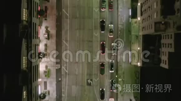 空中：洛杉矶夜间有汽车交通灯的电影院街的俯视图