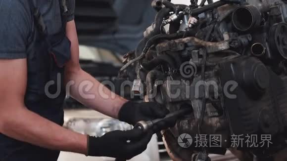 服务中心汽车修理工修理发动机视频