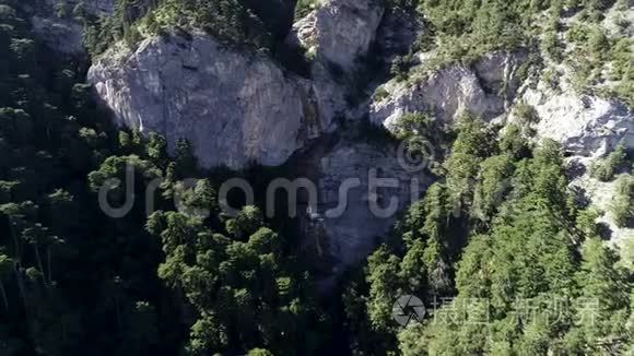 鸟瞰山坡的森林和悬崖。 中枪。 岩石和陡峭山峰的侧面景色