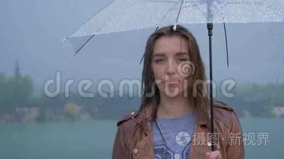 雨中伞下的少女画像视频
