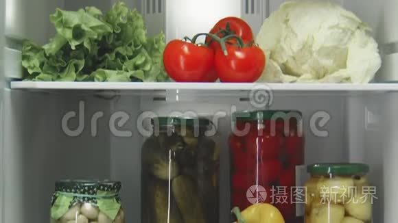 在冰箱货架上摆满美味的食物视频
