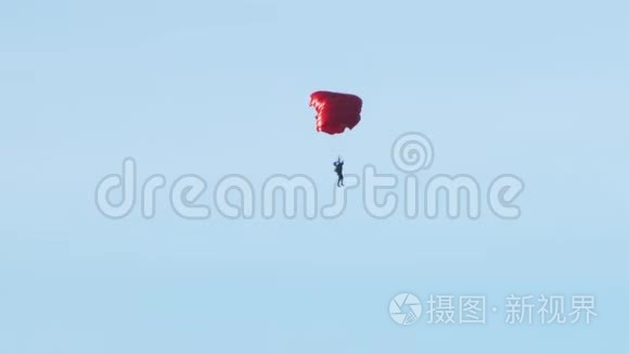 一支伞兵部队在蓝天的背景下登陆完成任务