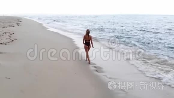 沙滩上沙滩性感女孩的脚步声视频