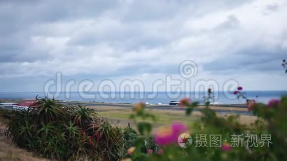 飞机从岛上的跑道起飞视频
