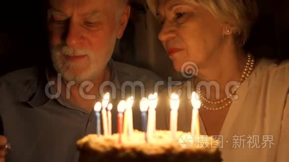 年长夫妇在家吃蛋糕庆祝。 与订婚戒指结婚的老人