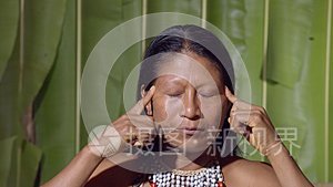 女人用闭着眼睛按摩圣殿视频