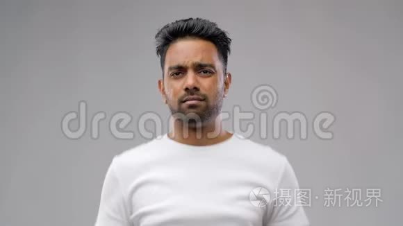 困惑的印度男人耸肩短视频