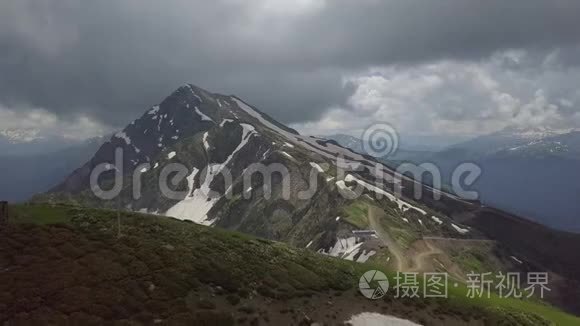 镜头从史诗般的山景中飞向天空视频