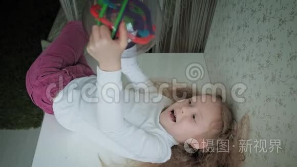 小女孩玩三维玩具拼图视频