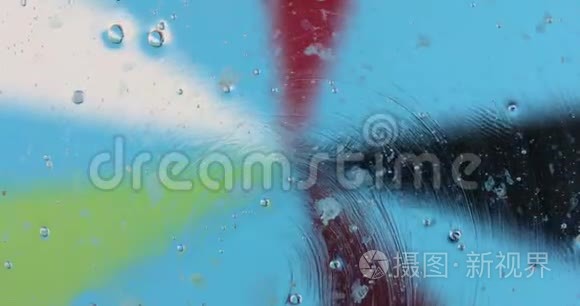 在液体中运动氧气泡视频