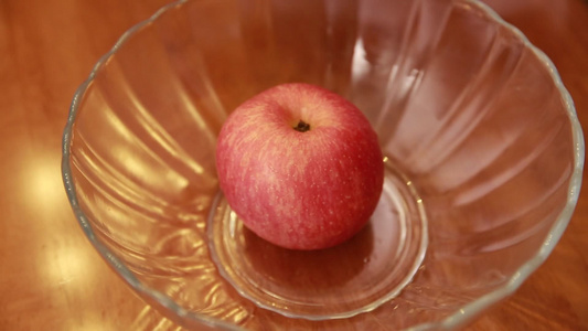 清洗苹果放在盘子里视频