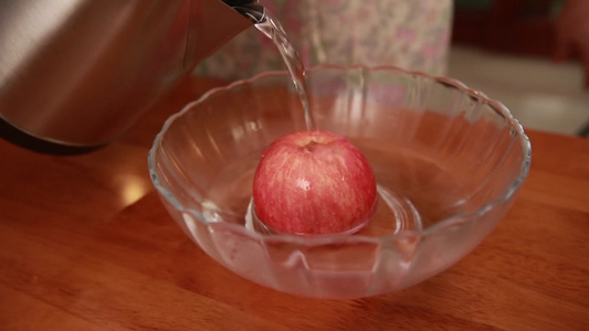 清洗苹果放在盘子里[挪到]视频