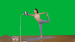 年轻女人居家运动做瑜伽绿幕19秒视频