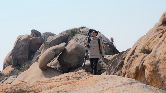 风光摄影师登山采风摄影视频