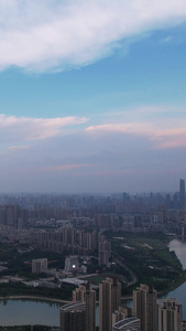 航拍蓝天白云晴朗天空城市江景住宅生活区街景素材天空素材视频