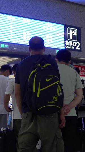 城市高铁火车站候车厅等候进站的旅客人群素材城市素材55秒视频