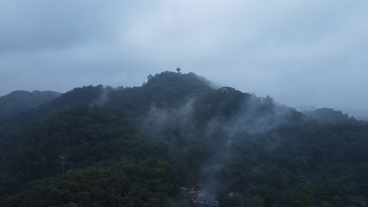 云雾缭绕的山地视频