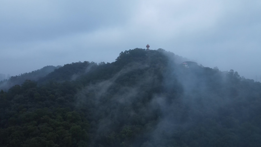 云雾缭绕的山地视频