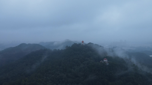 云雾缭绕的山地视频