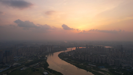 航拍城市夕阳晚霞落日天空蜿蜒的河流桥梁道路4k素材视频