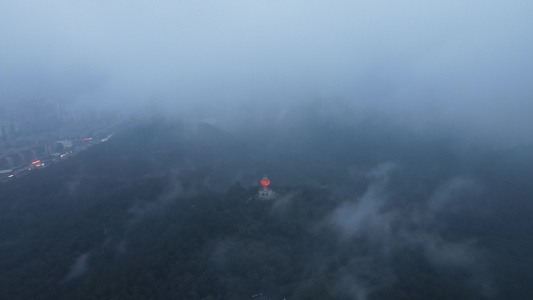 云雾缭绕的山地视频