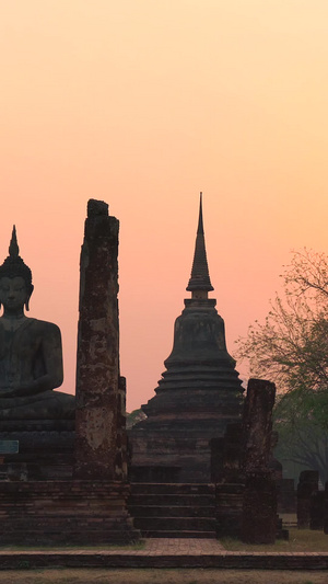 泰国素可泰佛像下的日落延时艺术渲染20秒视频