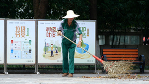 4K环卫工人工作清洁工人清扫落叶叶落知秋23秒视频