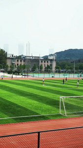 校园足球场踢足球比赛运动视频