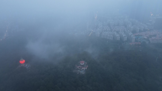 云雾缭绕的山地视频