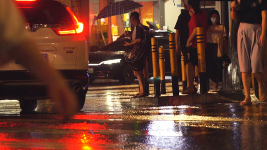 雨天慢门城市人流脚步镜头视频