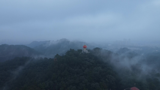 云雾缭绕的山地视频