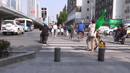 城市交通道路路口过斑马线的人群4k素材【该视频无肖像权，请勿商用】视频