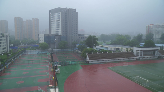 暴雨中下雨时的操场跑道 视频