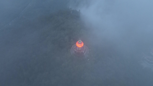 云雾缭绕的山地视频