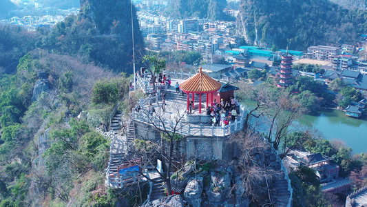 航拍春季桂林5A景区叠彩山顶游客市民景区风光视频