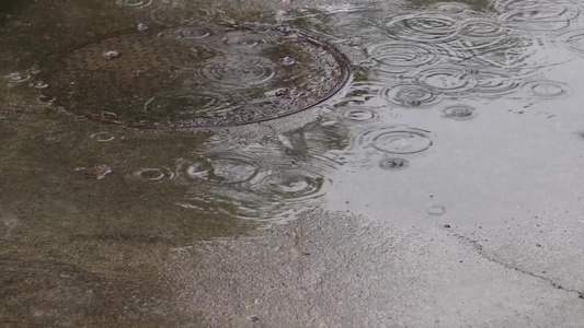 下雨积水水中倒影视频