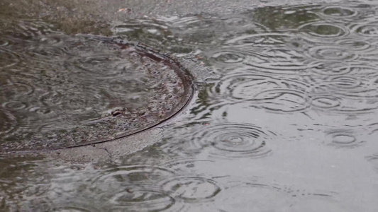 下雨积水水中倒影视频