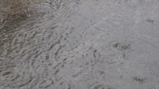 下雨积水水中倒影视频