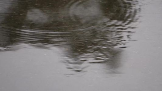 下雨积水水中倒影视频