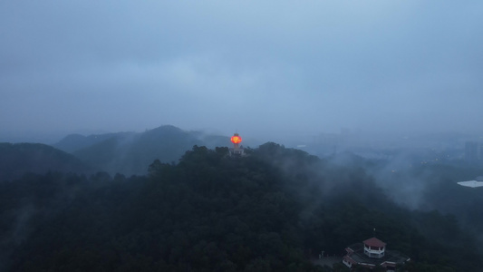 云雾缭绕的山地视频