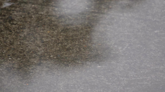 下雨雨点雨滴积水视频