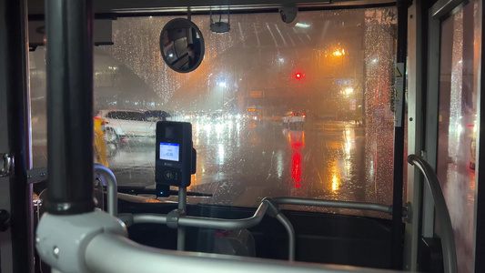 下雨雨天行驶的公交车雨天夜晚坐公交大公共视频