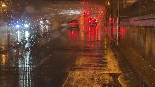 下雨雨天行驶的公交车雨天夜晚坐公交大公共视频