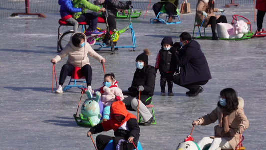 北京冬奥会冬季湖面结冰冰场冰车视频